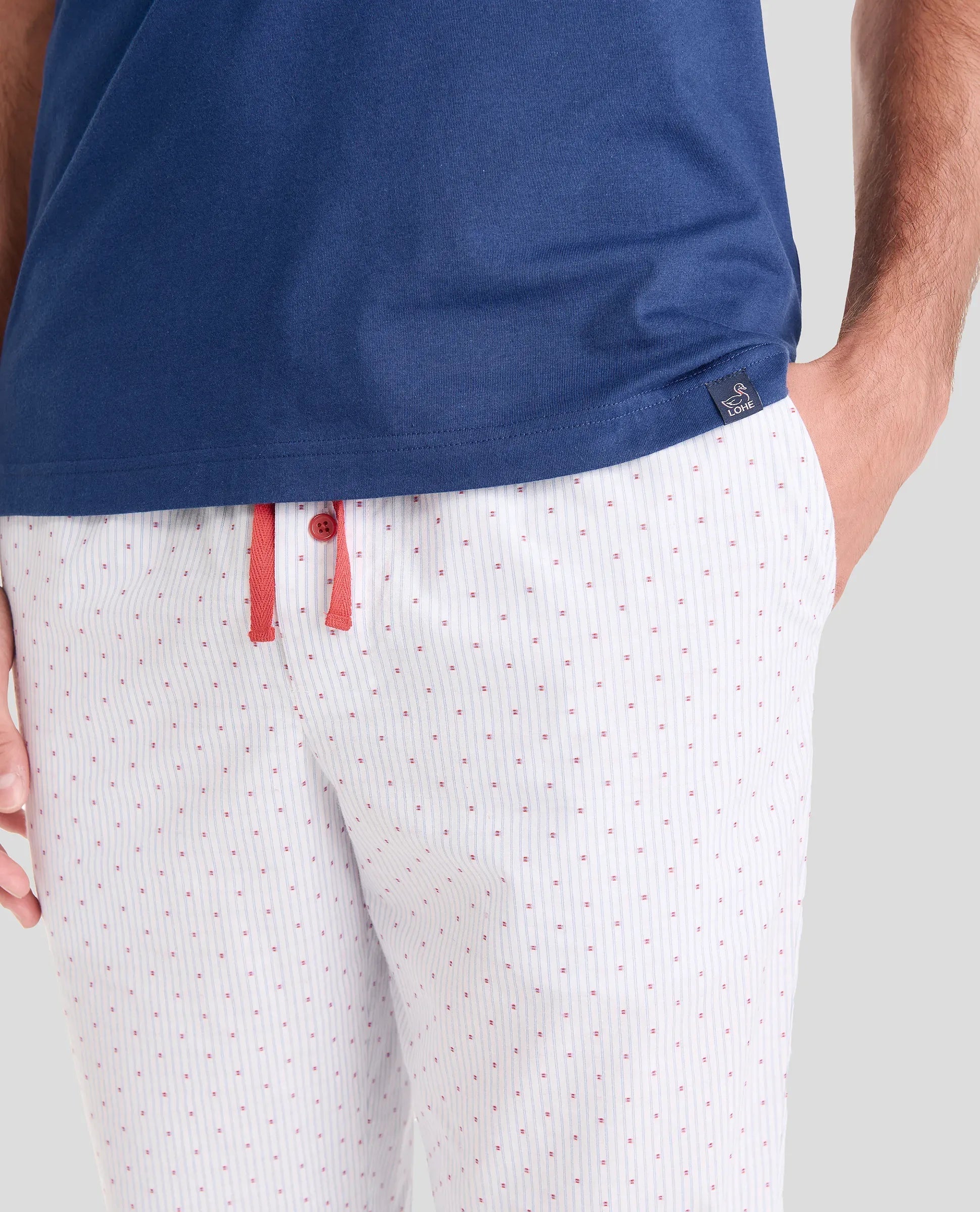 Vista trasera de hombre con pijama veraniego largo de manga corta LOHE, fresco y elegante