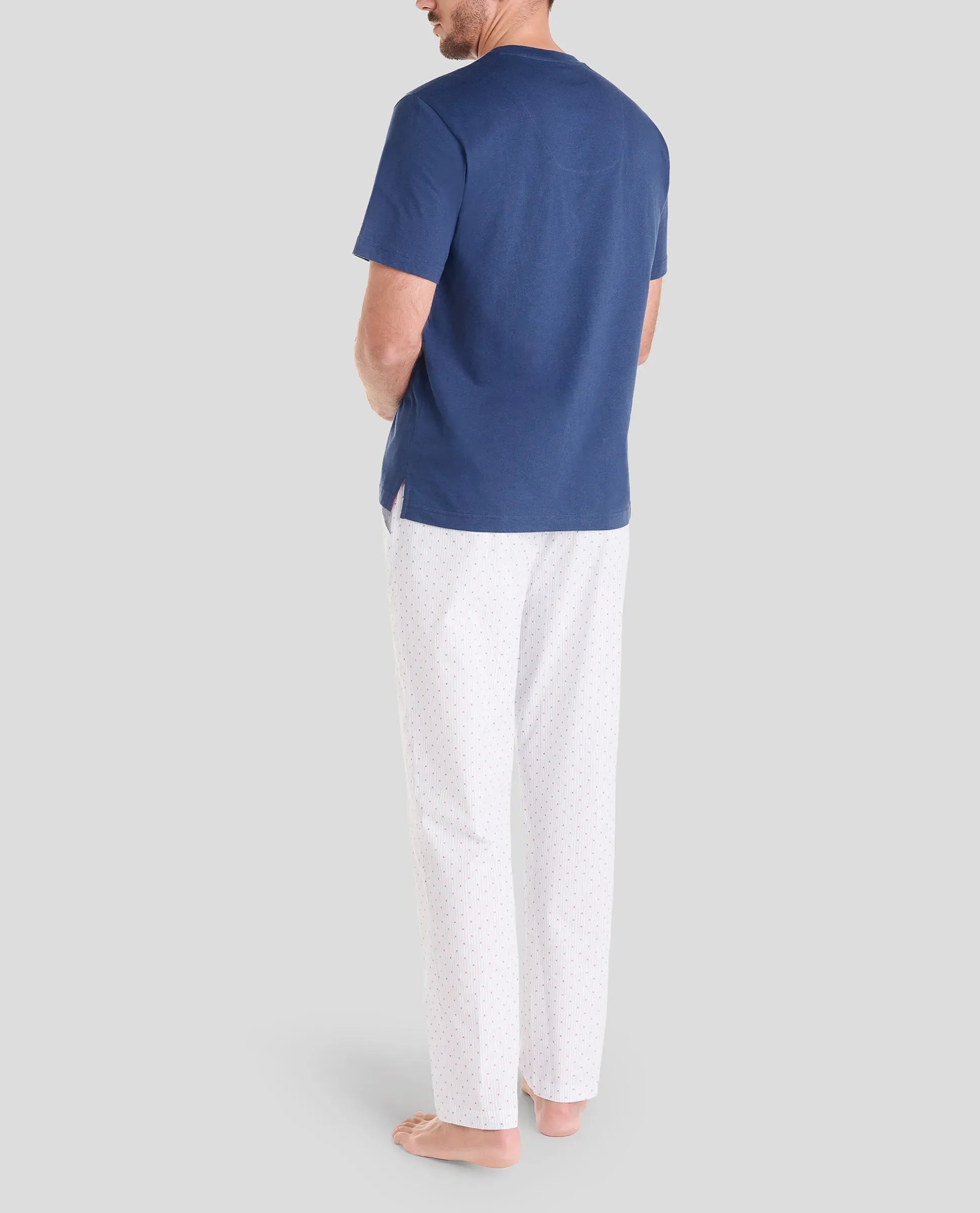 Pijama largo de hombre Lohe, top liso marino, cuello pico y bolsillo pecho, pantalón largo plana plumeti con rayas y bolsillos.