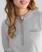 Detalle del escote con pata abotonada del top de pijama de invierno gris a rayas y bolsillo decorativo