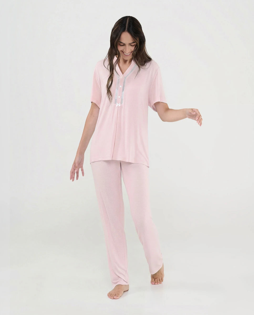 Mujer luce camisón lencero celeste de manga corta y escote en V con botones y entredós