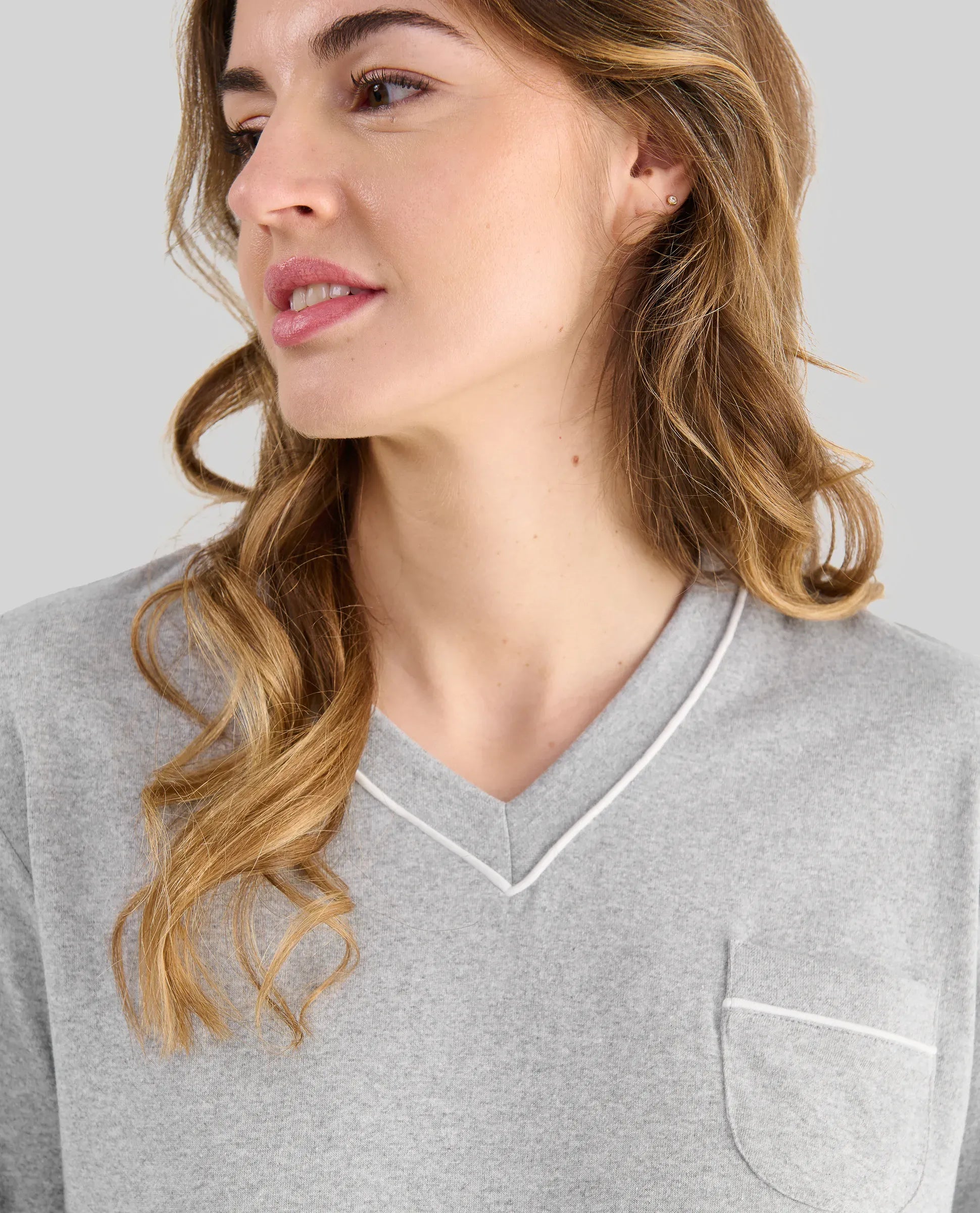 Detalle de top de pijama de mujer melange gris con escote de pico y bolsillo
