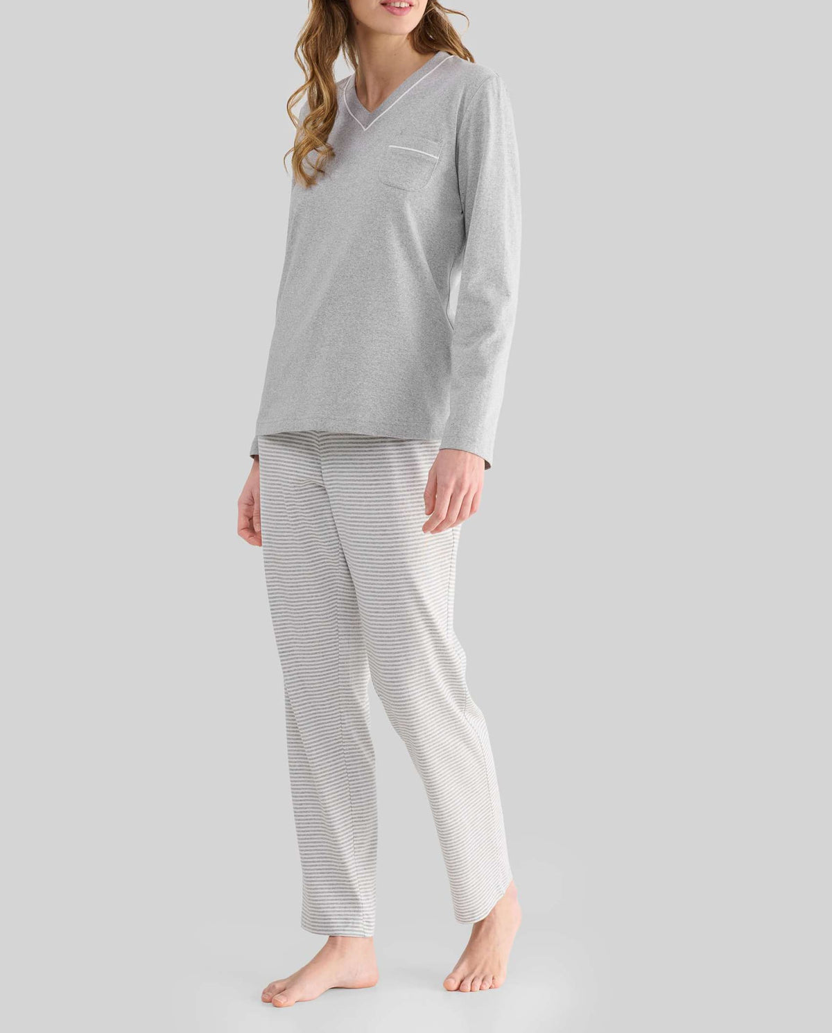 Pijama largo de mujer melange gris con cuello pico y pantalón a rayas