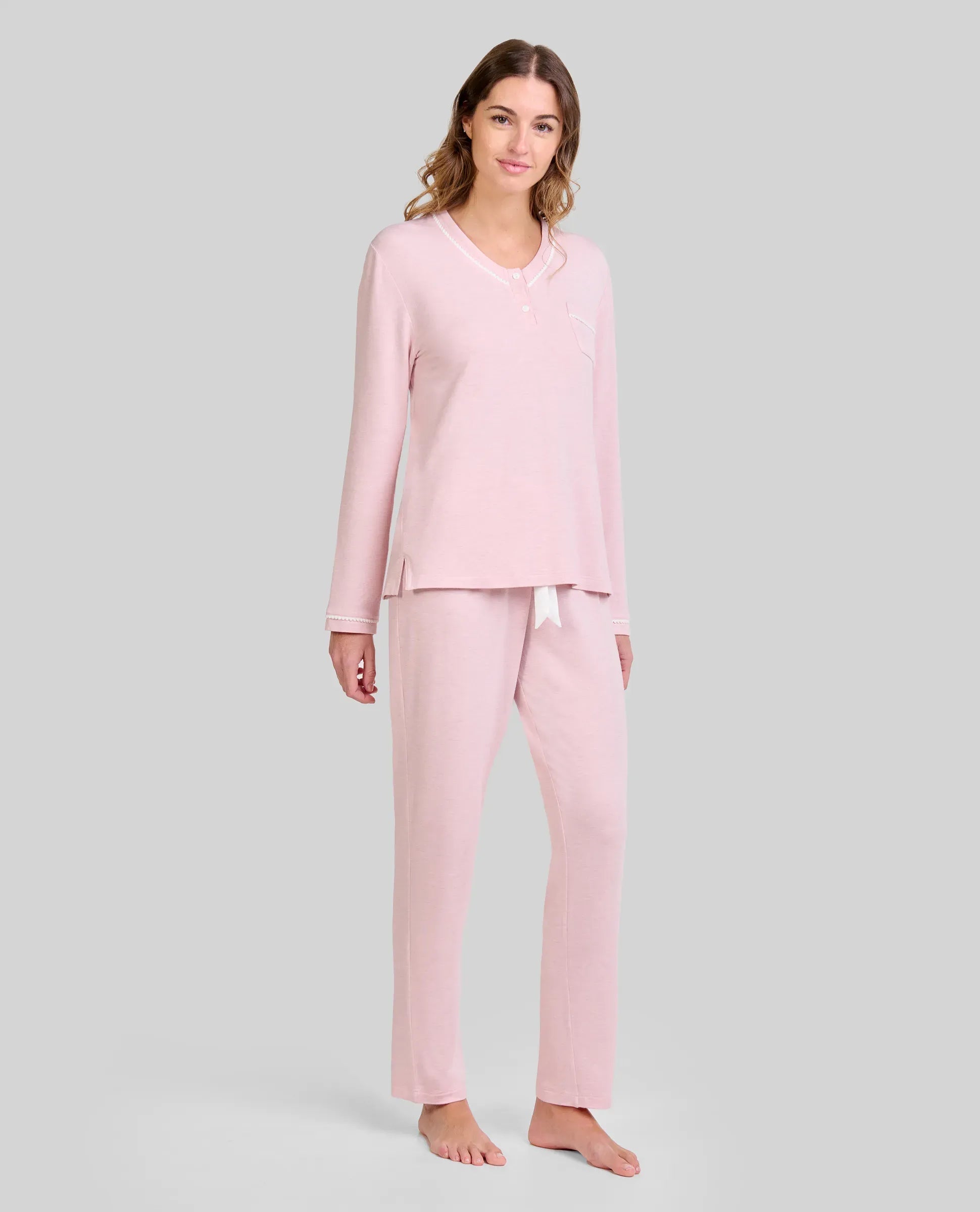 Mujer con pijama largo de invierno melange rosa con cuello pico decorado con ribete blanco