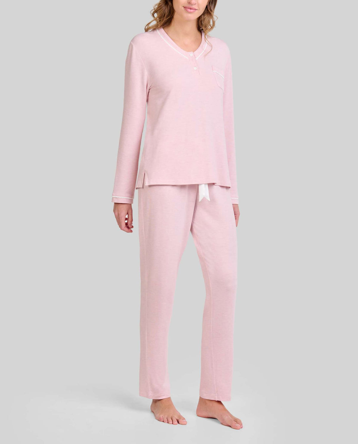 Mujer con pijama largo de invierno melange rosa con cuello pico decorado con ribete blanco