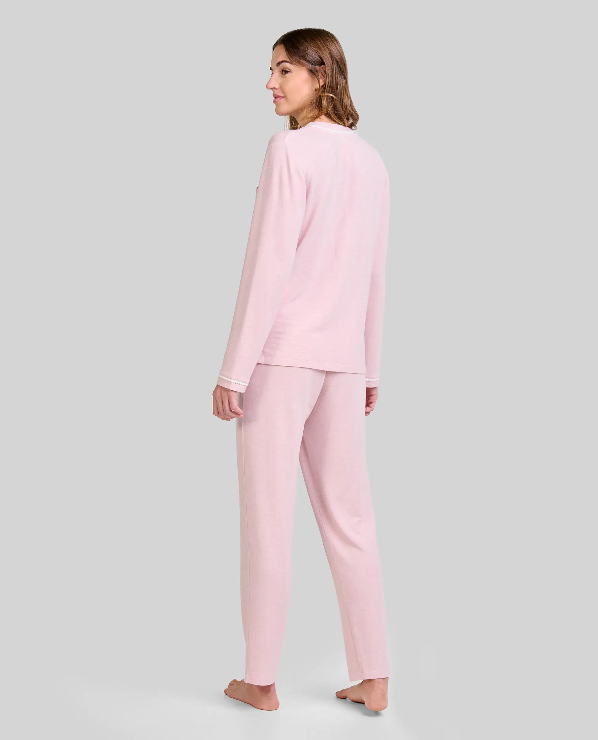 Modelo de espaldas con pijama de invierno vigoré en suave tono rosa