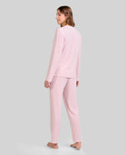 Modelo de espaldas con pijama de invierno vigoré en suave tono rosa