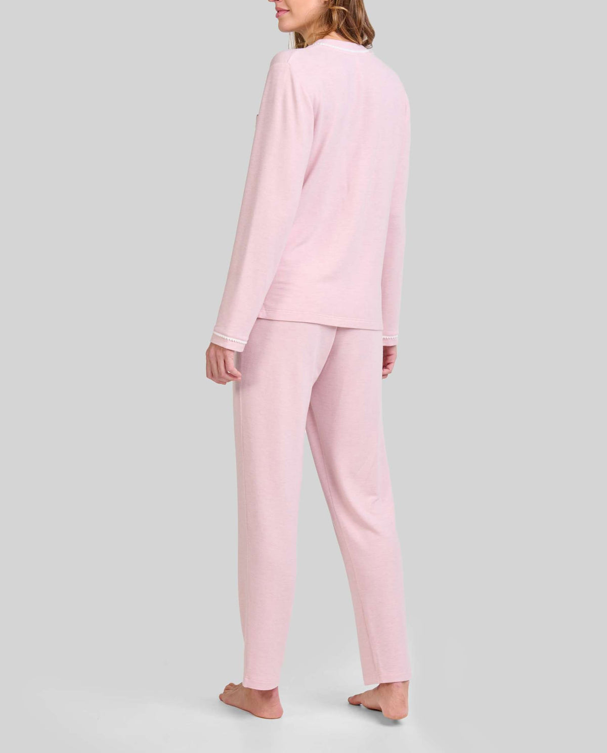 Modelo de espaldas con pijama de invierno vigoré en suave tono rosa