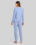 Pijama de mujer en modal azul, escote en pico con raso y pantalón largo con lazo de raso en cintura.