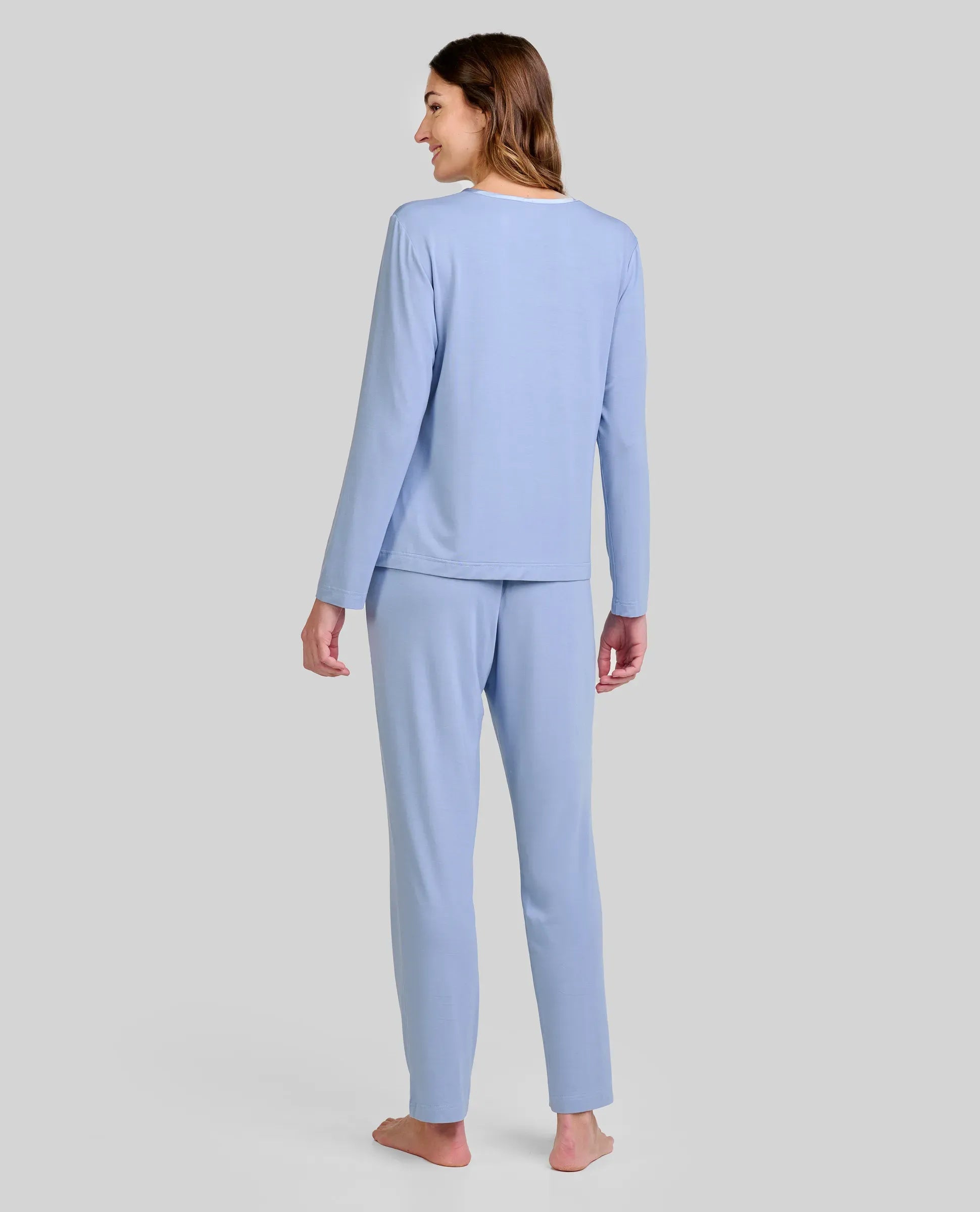 Pijama de mujer en modal azul, escote en pico con raso y pantalón largo con lazo de raso en cintura.