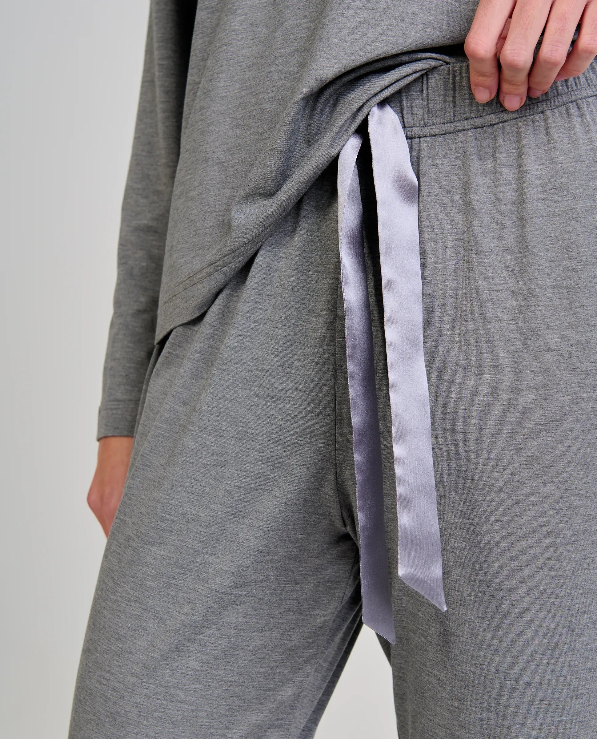 Detalle de top de pijama de mujer melange gris con escote de pico y bolsillo