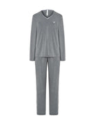 Detalle del cinturón de la bata de mujer de invierno en modal gris con detalles de raso