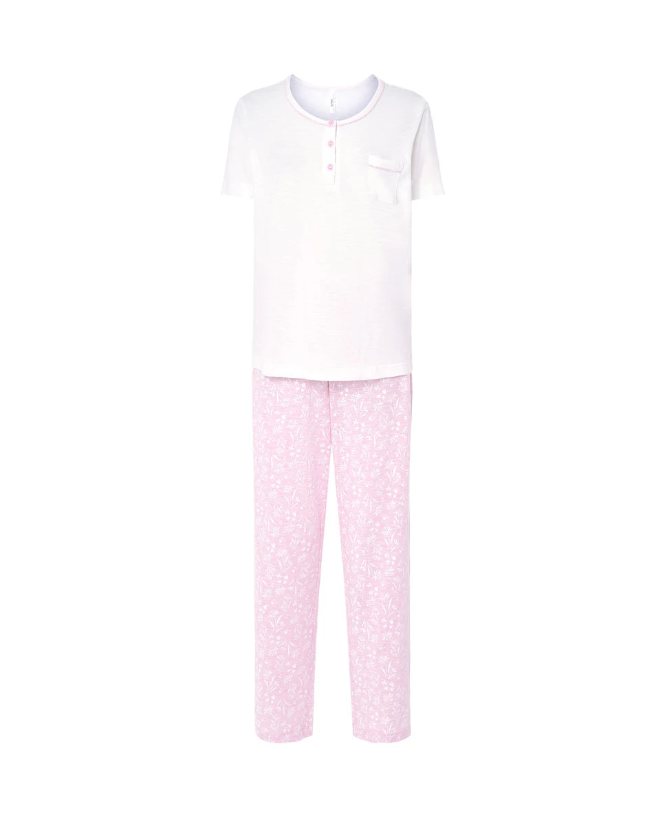 Pijama largo de mujer para verano,  camiseta blanca manga corta, cuello redondo y botones rosas. Pantalón rosa de flores blancas