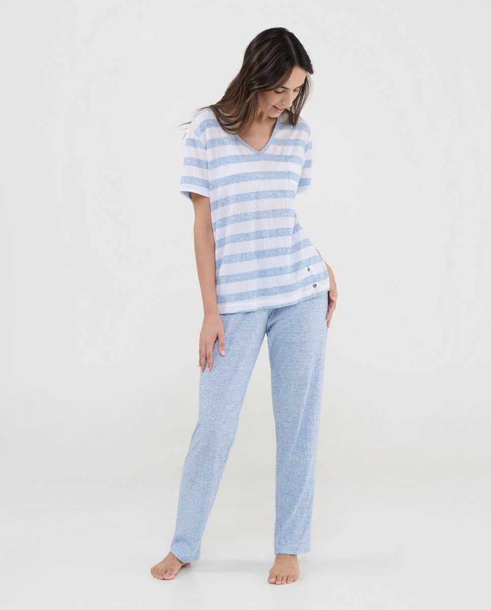 Mujer luce pijama largo de verano con camiseta de rayas de manga corta y cuello pico y pantalón largo a juego