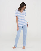 Mujer luce pijama largo de verano con camiseta de rayas de manga corta y cuello pico y pantalón largo a juego