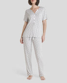 Pijama largo de manga corta gris para verano con cuello abierto y estampado de plumas