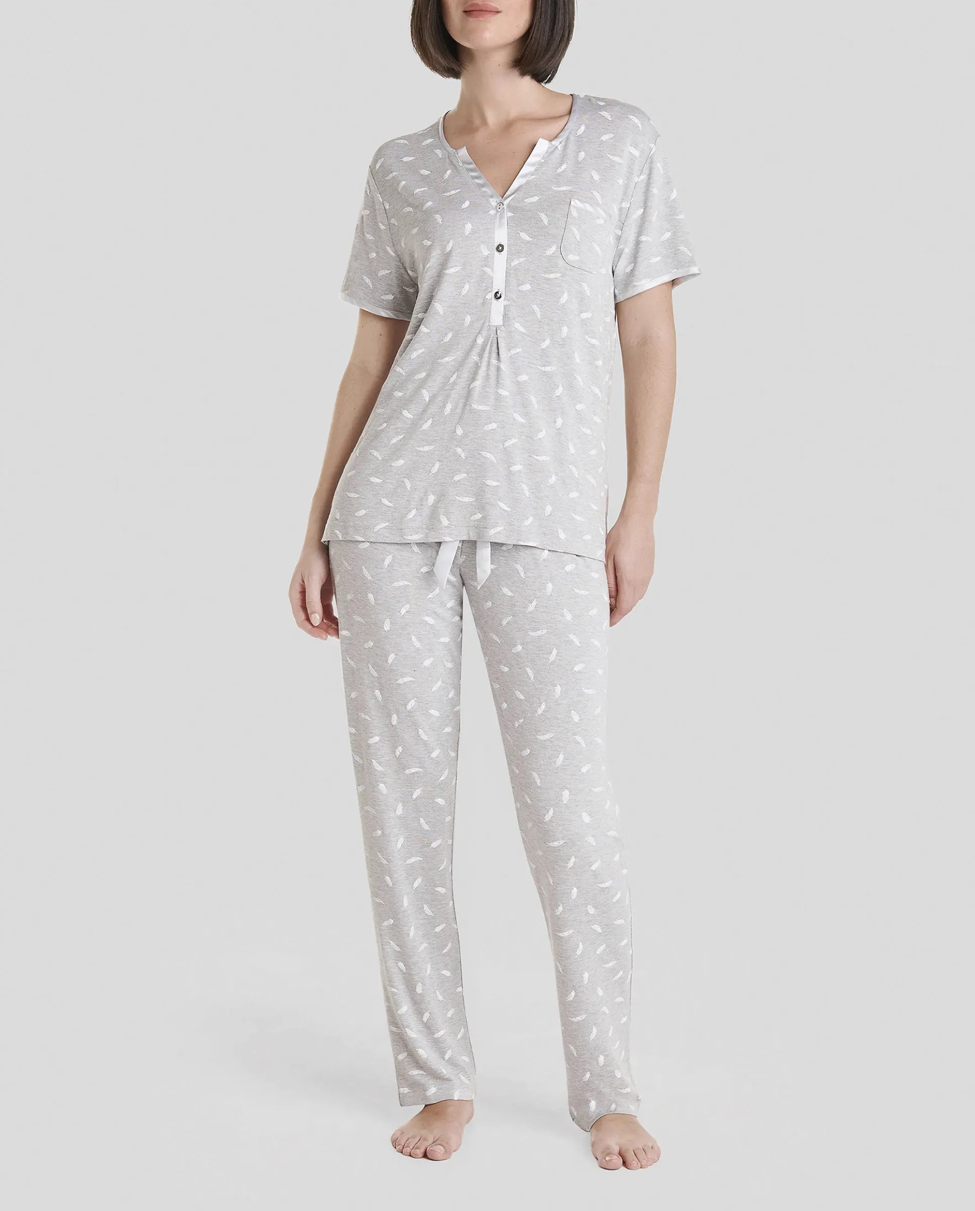 Pijama largo de manga corta gris para verano con cuello abierto y estampado de plumas
