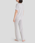 Vista trasera de elegante pijama largo de manga corta gris de mujer para verano