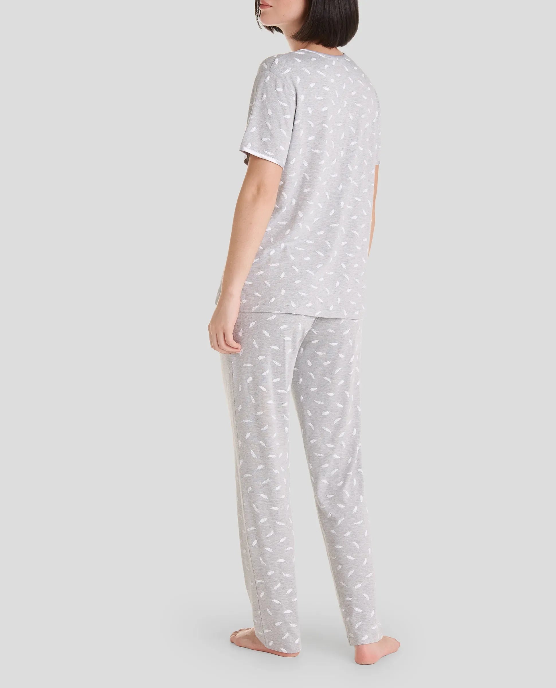 Vista trasera de elegante pijama largo de manga corta gris de mujer para verano