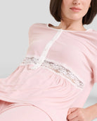 Detalle de la camisola lencera de verano rosa con cuello abierto con pata de raso y botones y encaje en cintura
