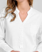 Mujer luce chaquetilla de pijama de invierno rosa de manga larga, cuello con botones blancos y lazo