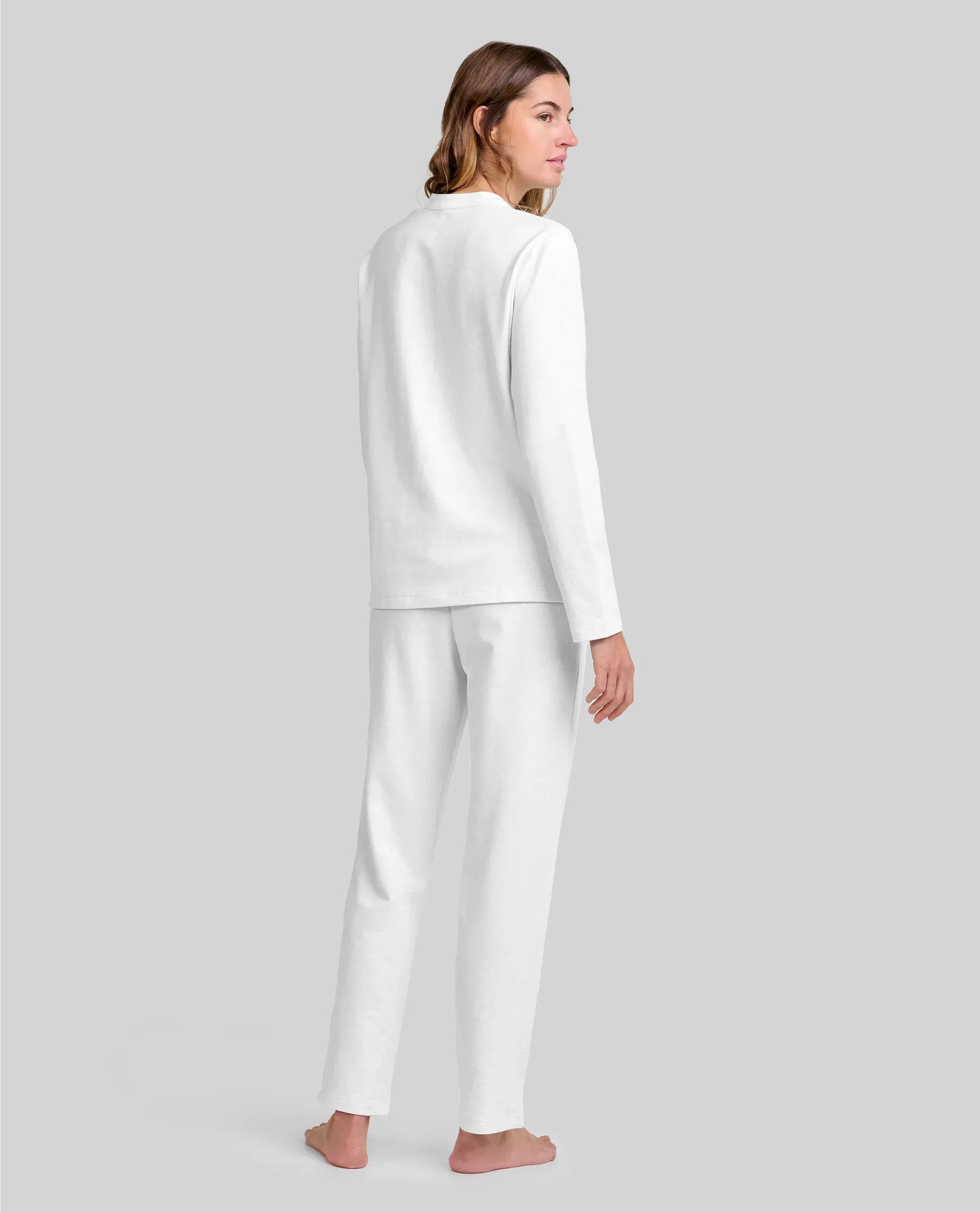 Mujer con pijama estampado de flores azules y cuello de encaje tostado