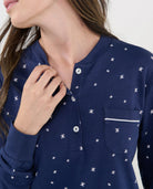 Detalle del estampado de estrellas en pijama mujer marino, cuello con botones y tejido suave