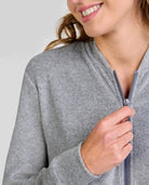 Mujer luciendo chaquetilla de pijama gris con cremallera para invierno