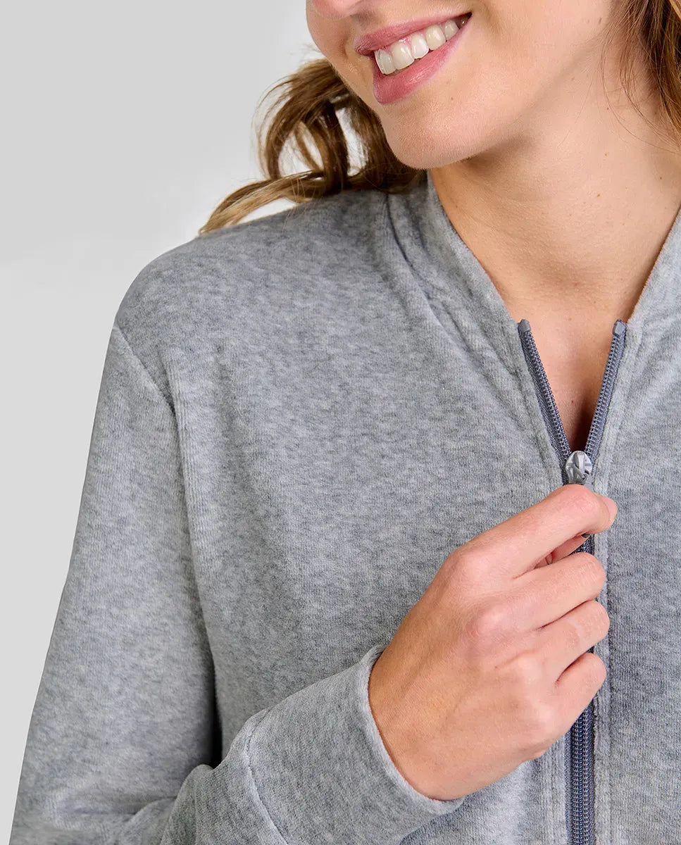 Mujer luciendo chaquetilla de pijama gris con cremallera para invierno