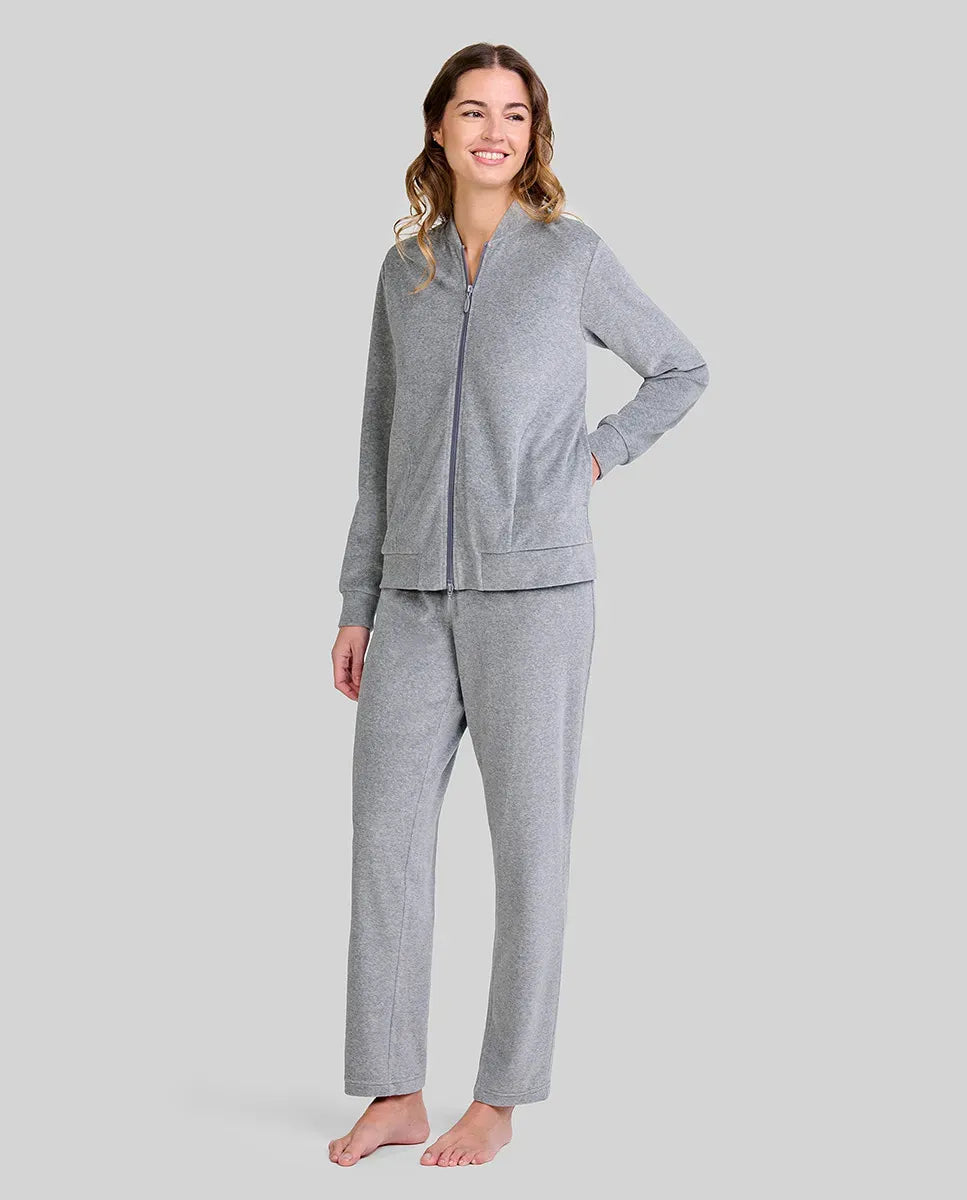 Mujer posando con conjunto de pijama gris chaqueta con cremallera y bolsillos y pantalón a juego.
