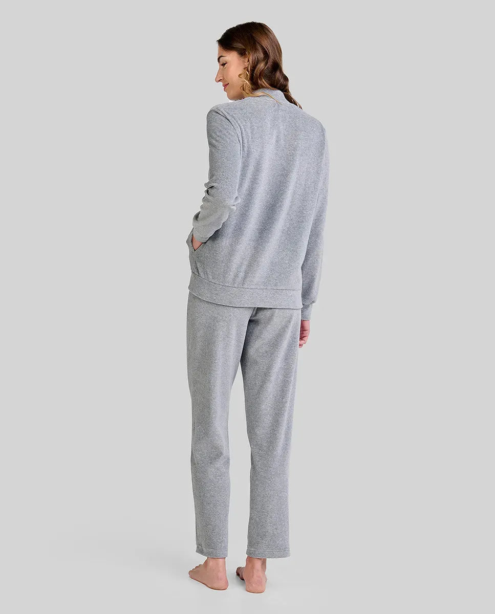 Mujer de espaldas luce pijama largo de cremallera gris claro con bolsillos