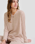 Mujer con pijama camel de estilo acanalado de manga larga y cuello encaje con lacito