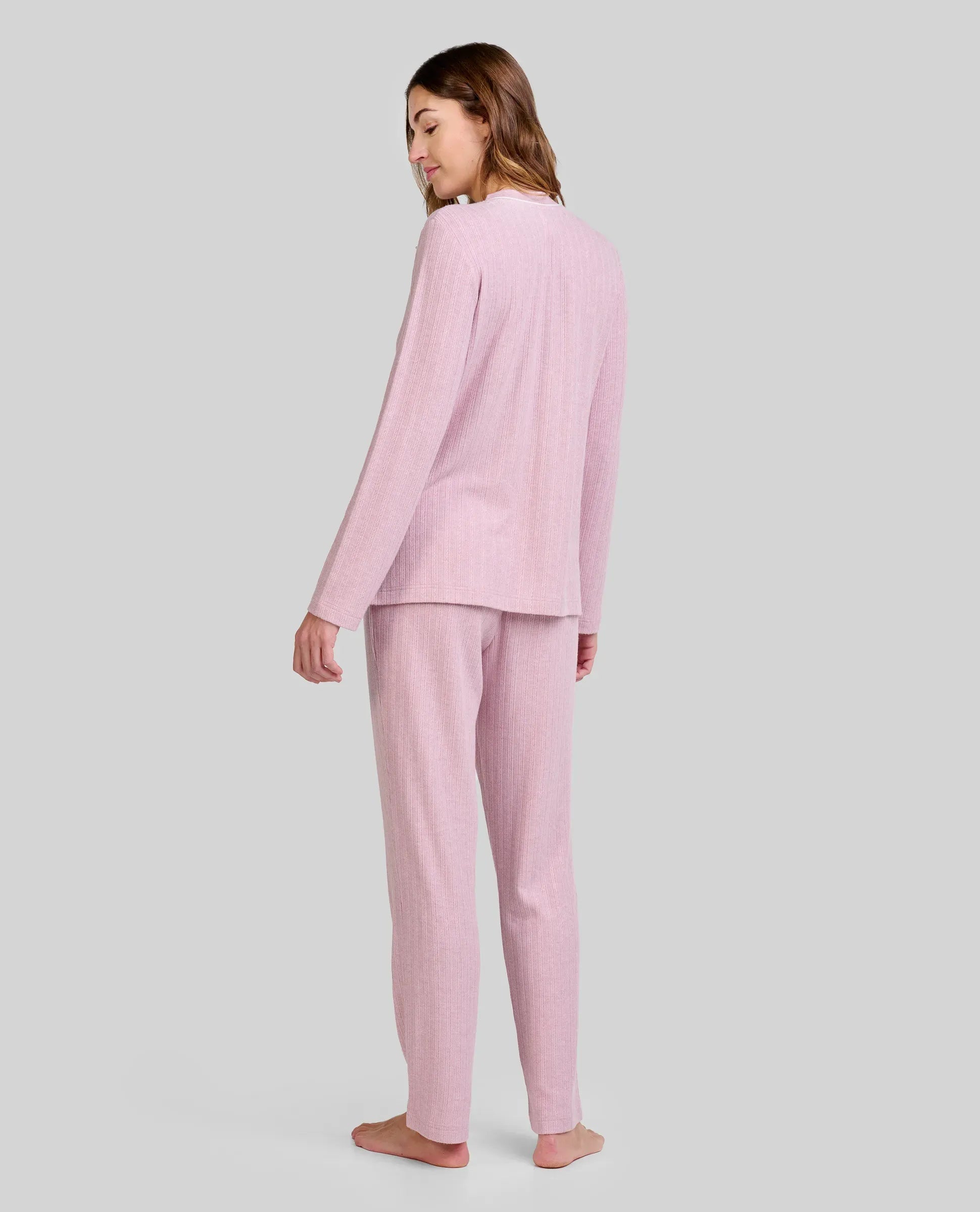 Pijama de mujer rosa claro de manga larga con botones y pantalón a juego, ideal para dormir cómodamente.