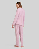 Pijama de mujer rosa claro de manga larga con botones y pantalón a juego, ideal para dormir cómodamente.