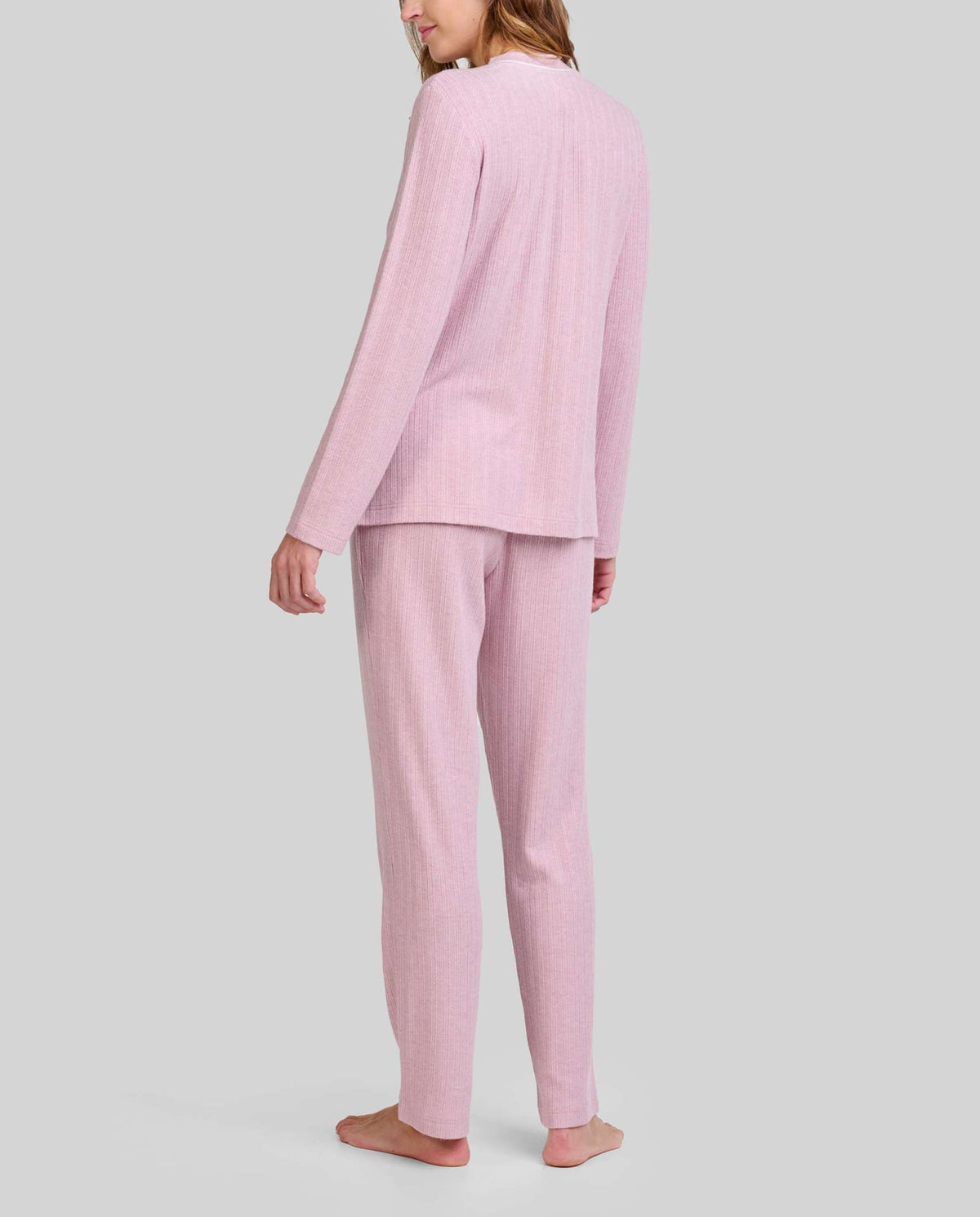 Pijama de mujer rosa claro de manga larga con botones y pantalón a juego, ideal para dormir cómodamente.