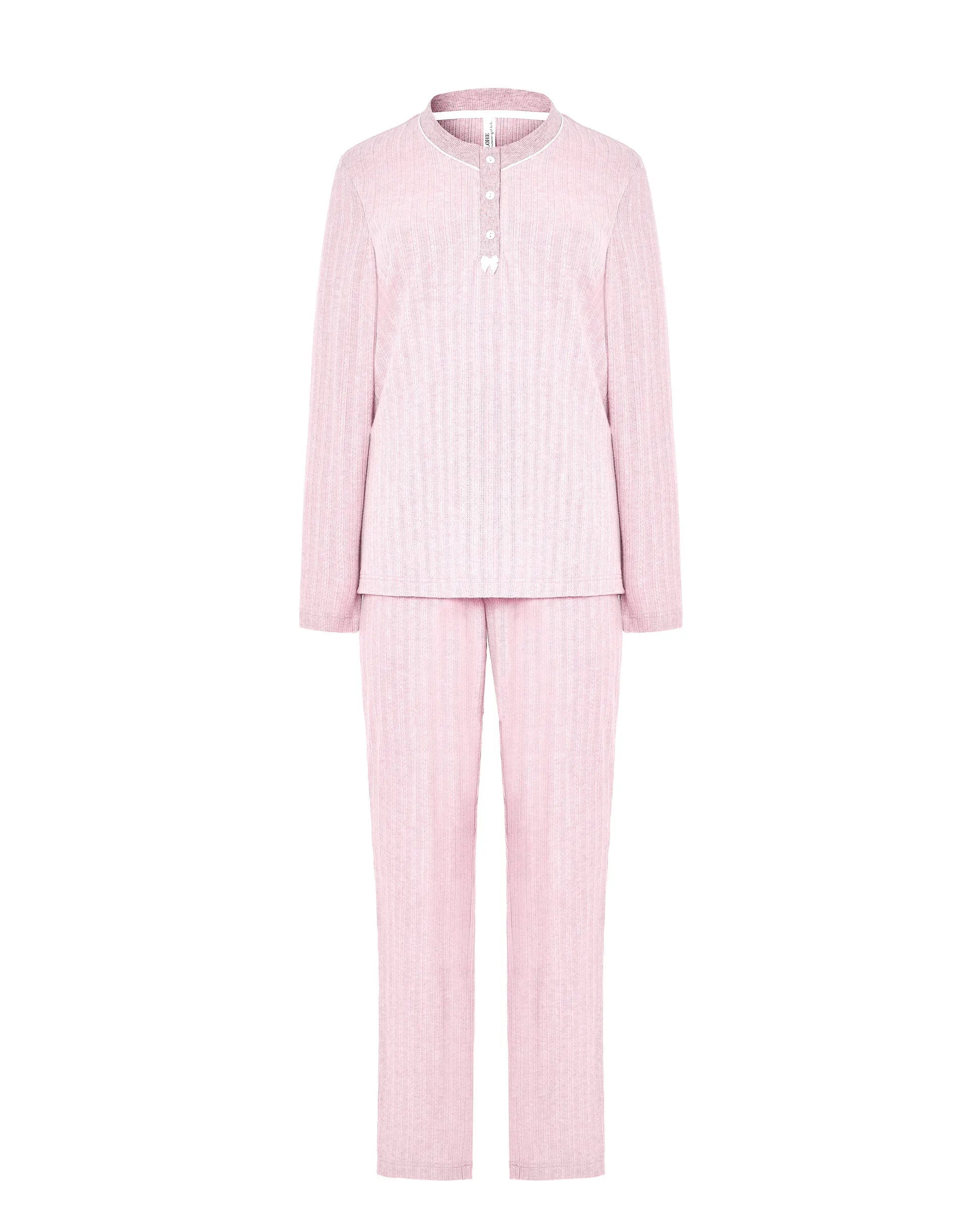 Mujer de espaldas luce conjunto de pijama canalé rosa palo de manga larga y pantalón a juego para invierno