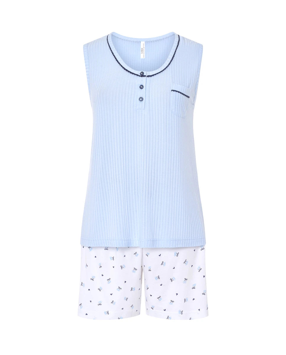 Pijama corto sin mangas celeste acanalado, cuello redondo botones y vivo marino. Pantalón corto blanco con cerecitas azules.