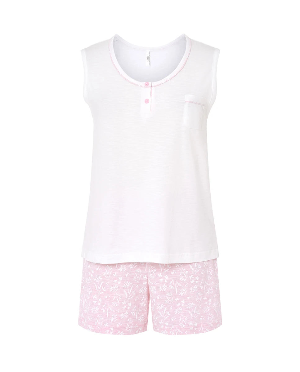 Pijama corto de mujer sin mangas punto flamé, cuello redondo con botones y vivo. Pantalón corto rosa ajustable flores blancas
