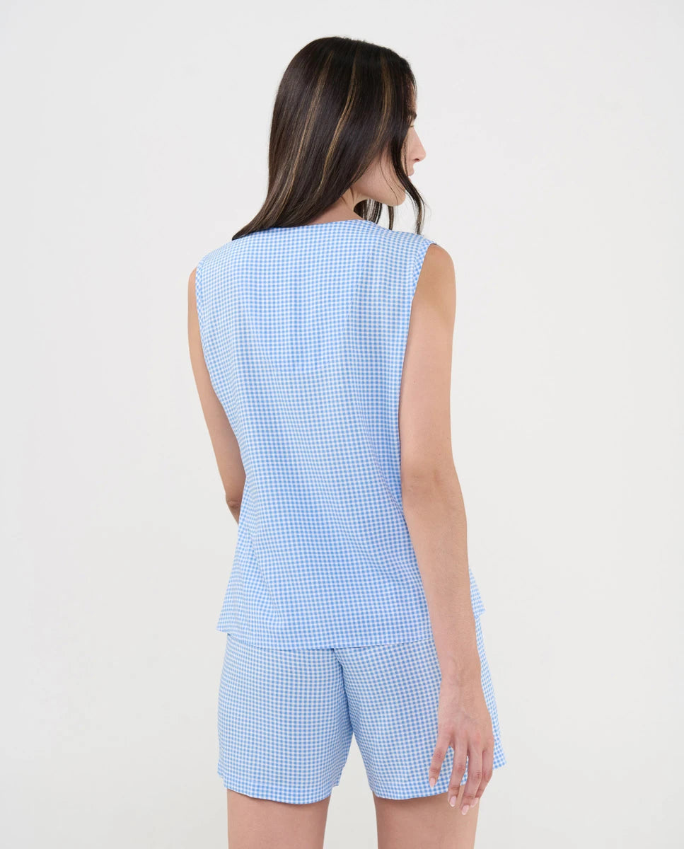 Vista posterior de mujer con pijama corto sin mangas en celeste a cuadritos