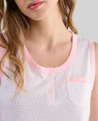 Detalle del cuello abierto con pata de raso marino y botones rojos del pijama sin mangas de verano Lohe.