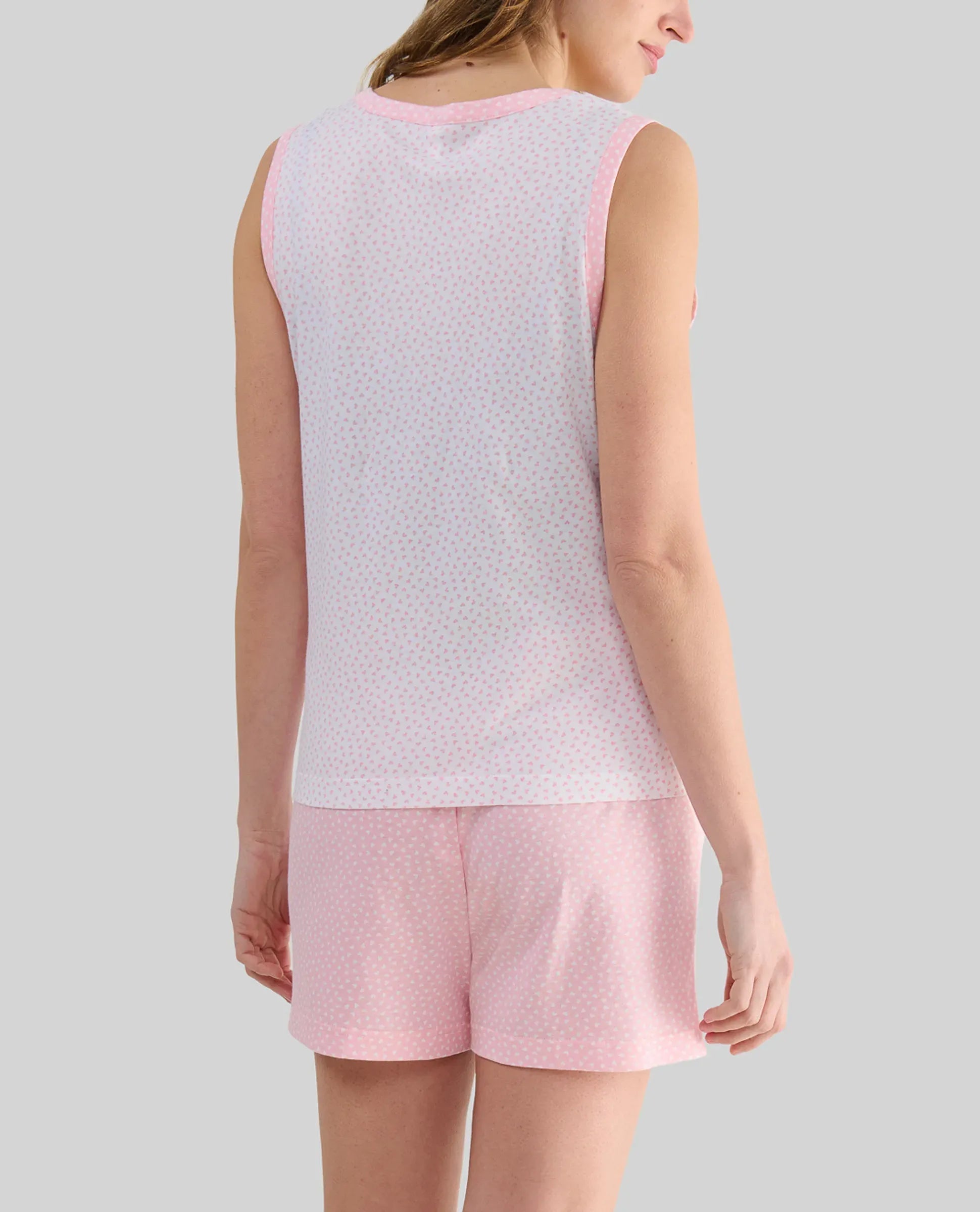 Detalle de cuello abierto con pata de raso de pijama de mujer gris sin mangas