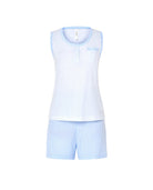 mujer de espaldas con cómodo pijama corto sin mangas con corazoncitos rosas