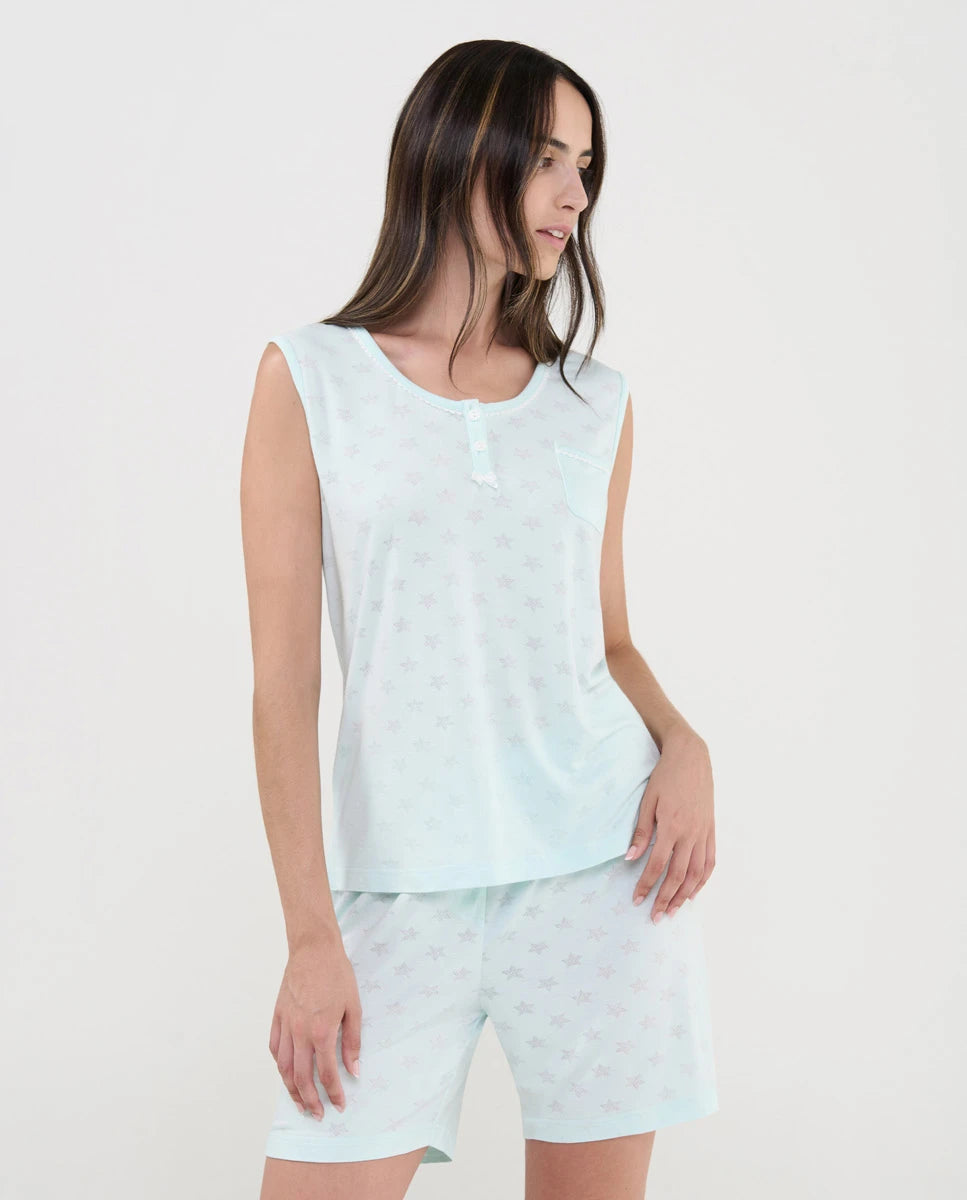 Mujer con pijama corto de verano sin mangas en punto verde suave