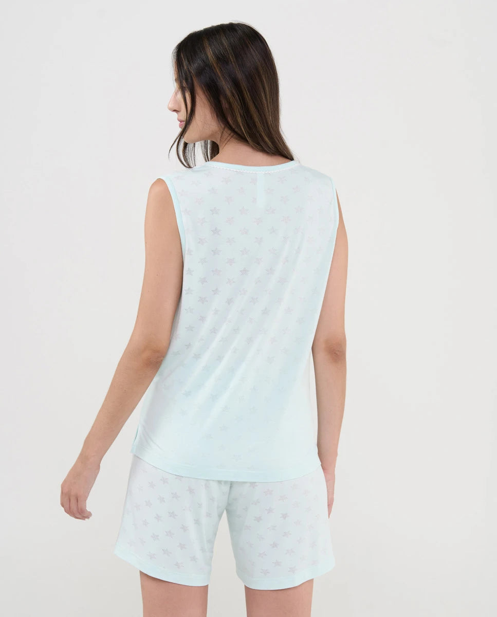 Vista trasera de pijama veraniego de mujer sin mangas de punto verde y pantalón corto