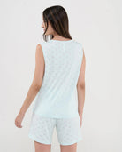 Vista trasera de pijama veraniego de mujer sin mangas de punto verde y pantalón corto