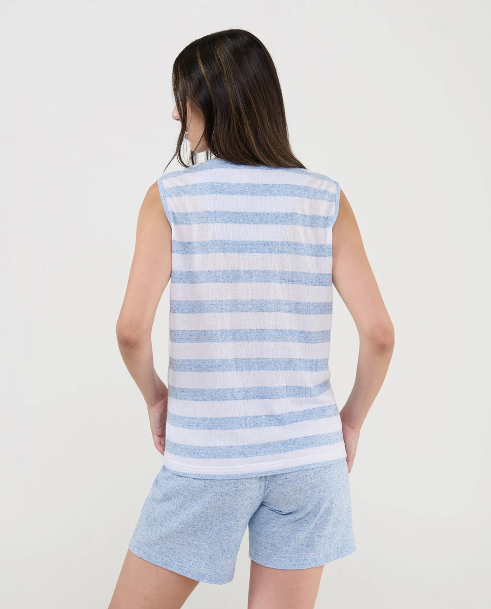 Mujer de espaldas con pijama corto sin mangas celeste con rayas y pantalón corto liso