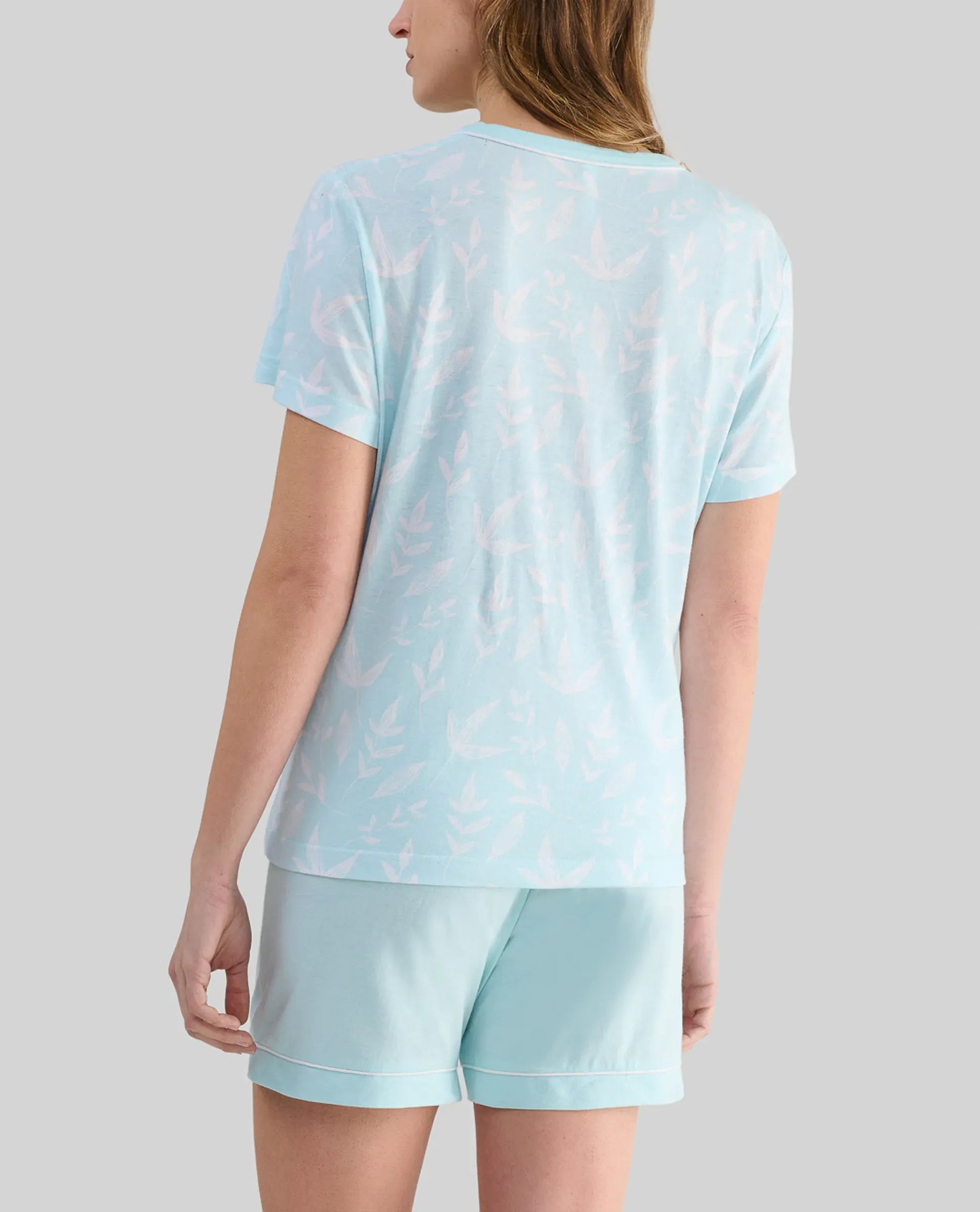Trasera de mujer con pijama super fresco de verano en tonos verdes con estampado hojas