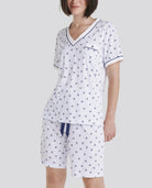 Pijama corto de mujer para verano de manga corta y pantalón corto con cuello pico y estampado veraniego de anclas marino
