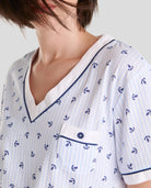 Detalle del cuello en pico de la camiseta de pijama de verano de mujer con estampado anclas y bolsillo decorativo
