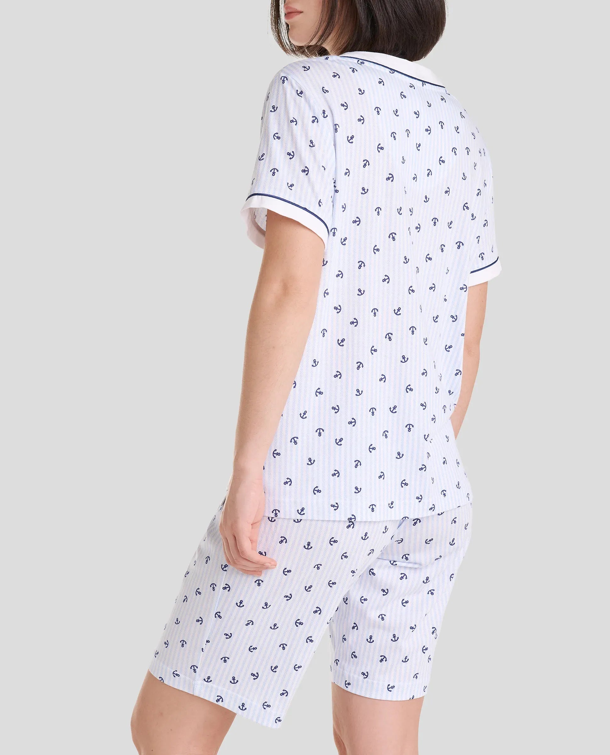 Vista trasera de pijama de verano blanco de manga y pantalón corto con estampado de anclas
