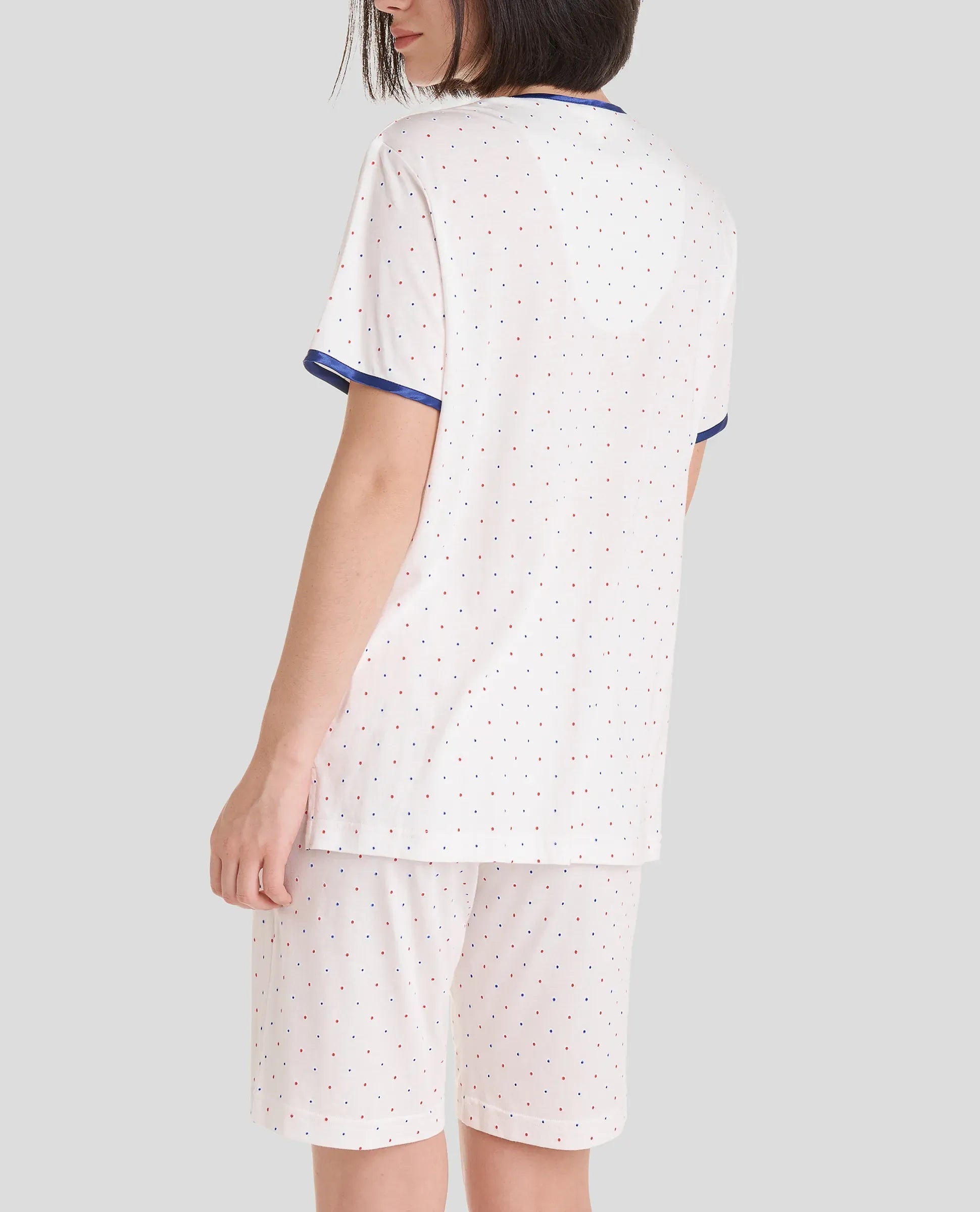 Vista trasera de pijama corto de mujer para verano en algodón modal estampado a topitos